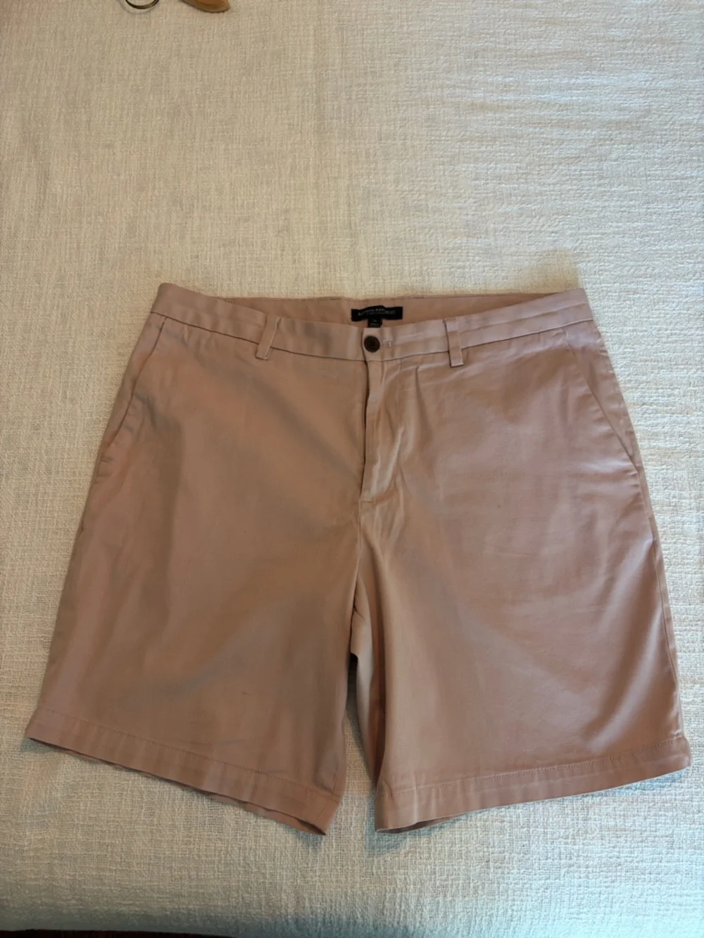 Two Banana Republic Aiden cut men’s shorts in Tan and Dusty Rose